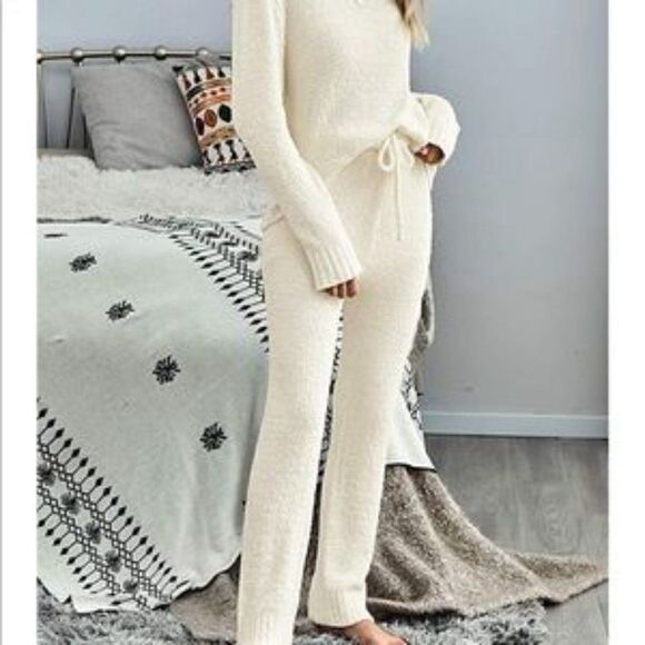 Brand New Fuzzy Knitted Loungewear Set - Picture 3 of 7